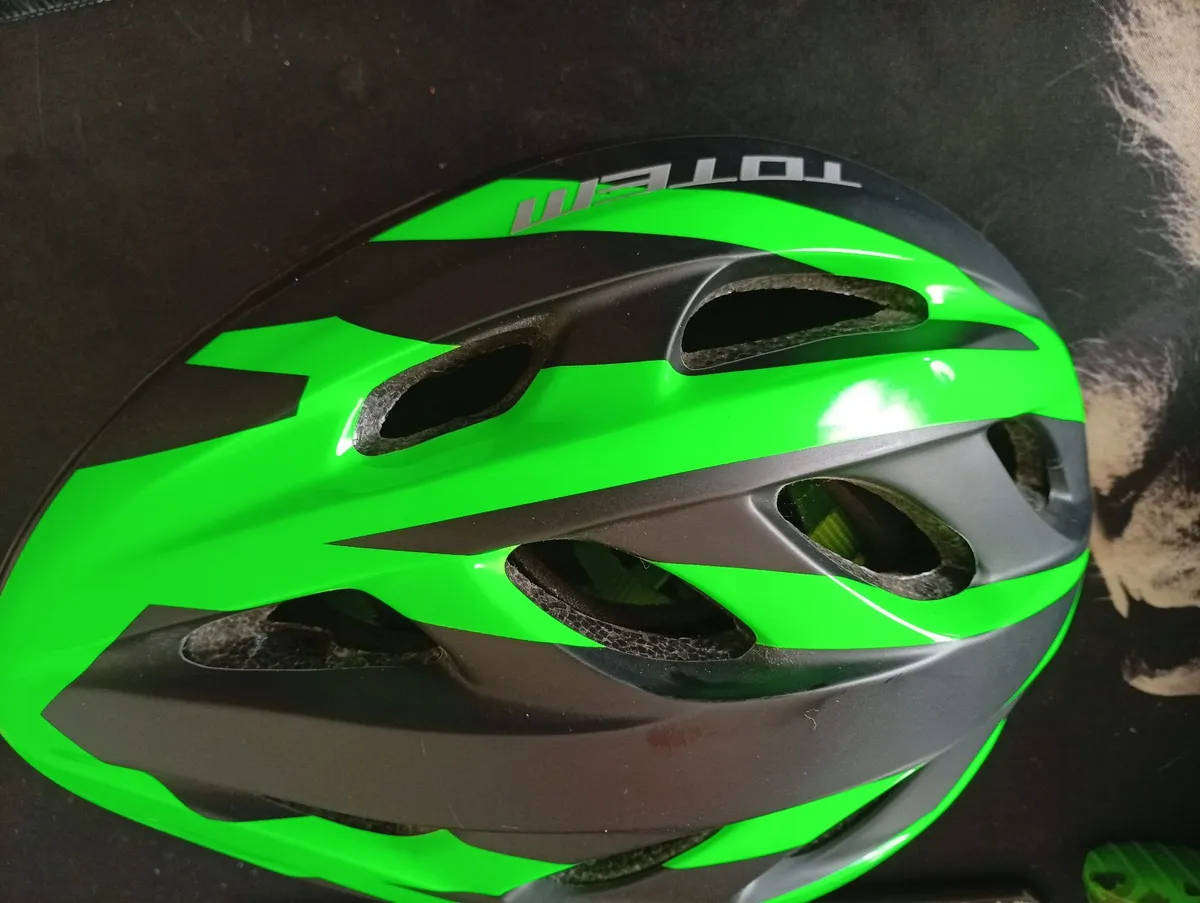 Bluetooth Hoverboard i-Glide 6.5 and Totem helmet.