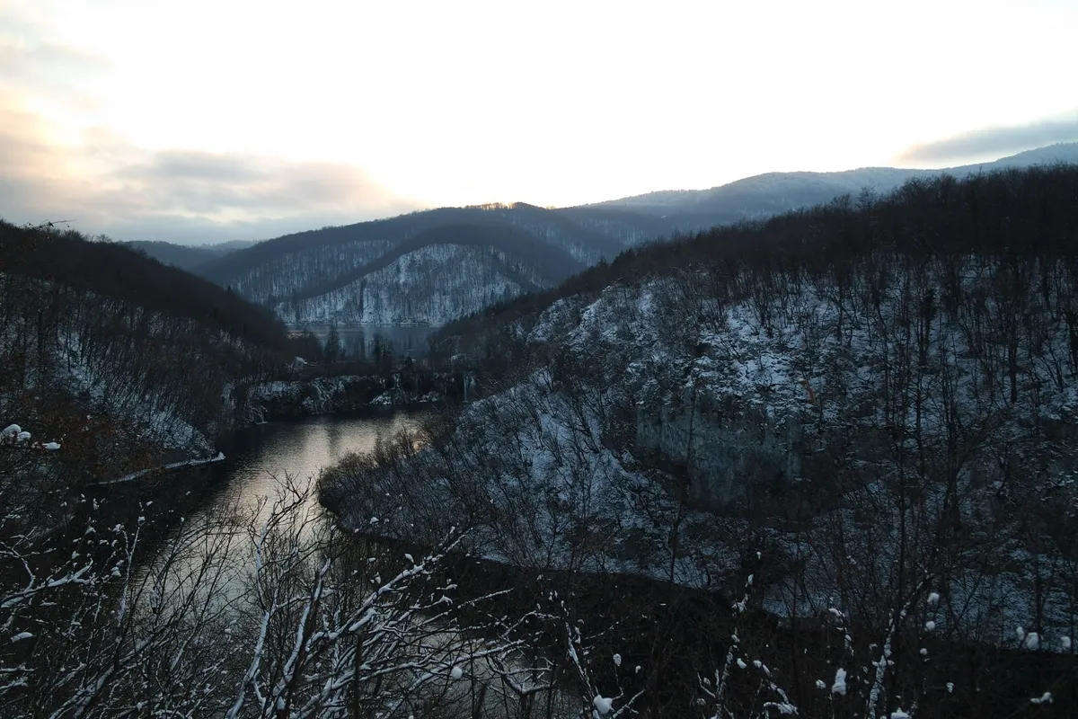 Pristine SAMSUNG NX3000 MIRRORLESS CAMERA Bundle