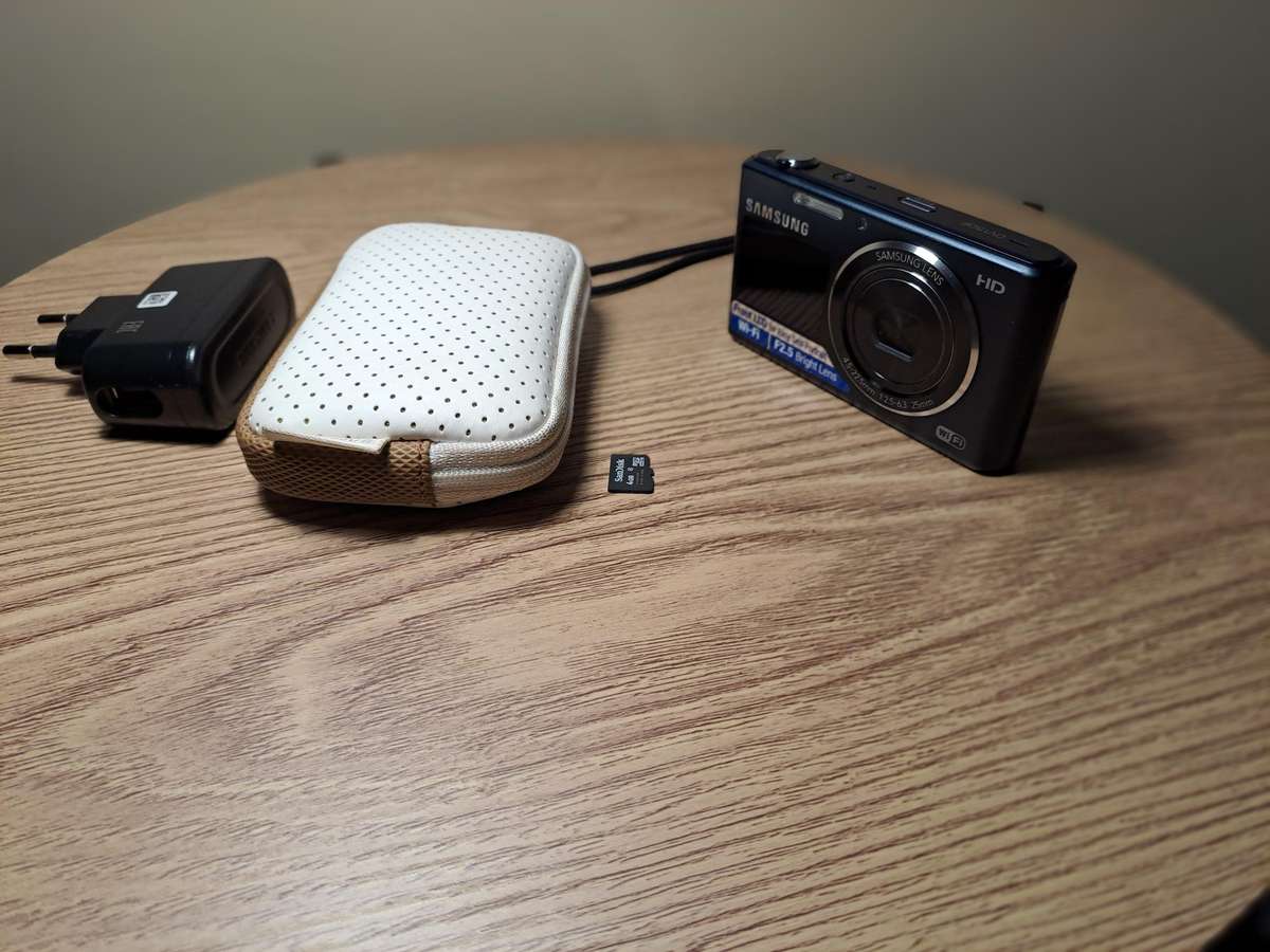 Samsung DV150 digital camera