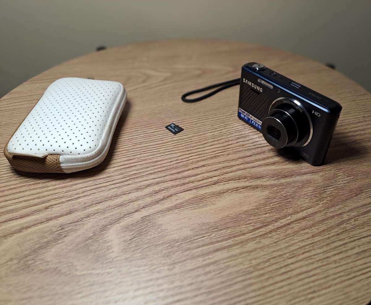 Samsung DV150 digital camera