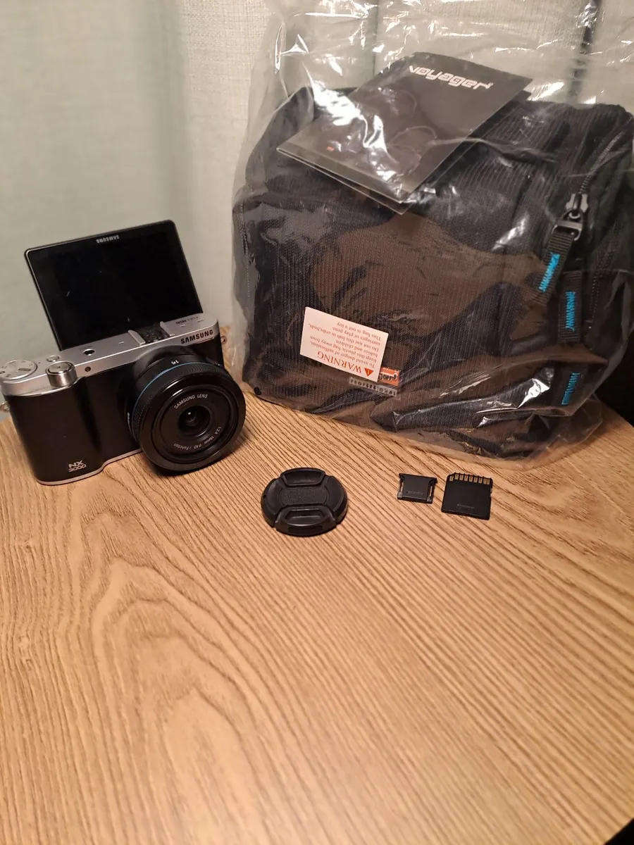 Pristine SAMSUNG NX3000 MIRRORLESS CAMERA Bundle