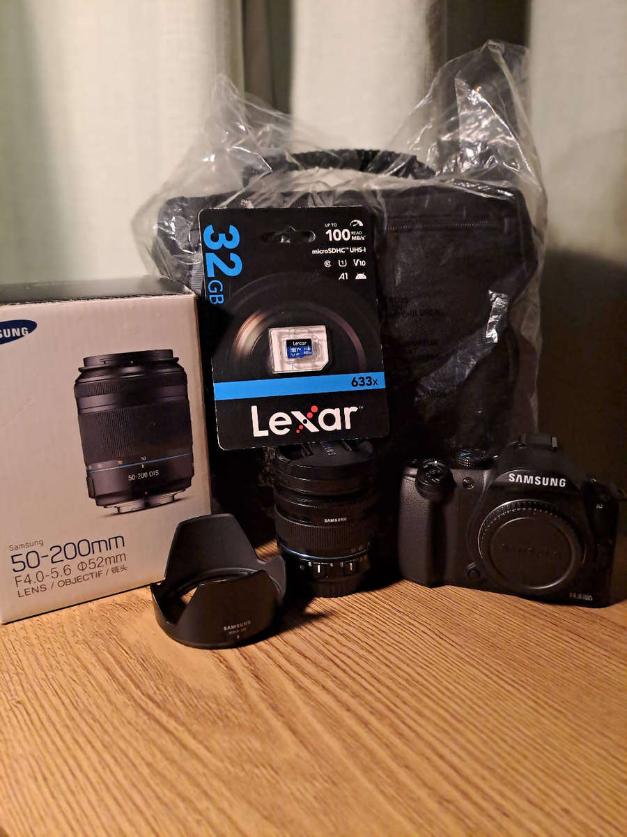 NEW SAMSUNG NX10 MIRROLESS CAMERA MEGA BUNDLE