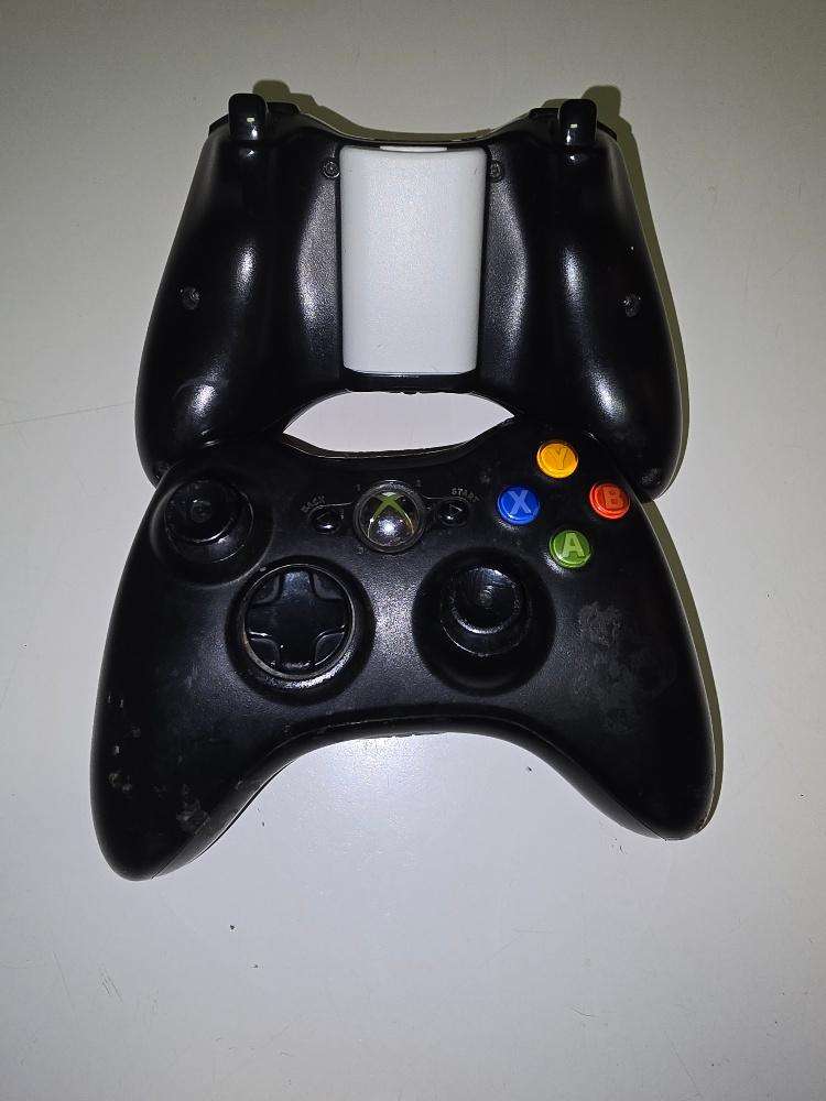 Xbox 360 Full Bundle with 2 Remotes, Kinect, and 4 Games