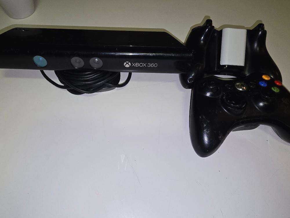 Xbox 360 Full Bundle with 2 Remotes, Kinect, and 4 Games