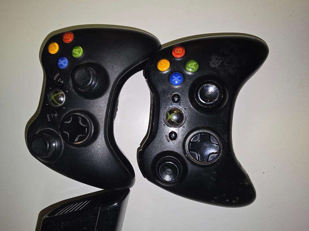 Xbox 360 Full Bundle with 2 Remotes, Kinect, and 4 Games