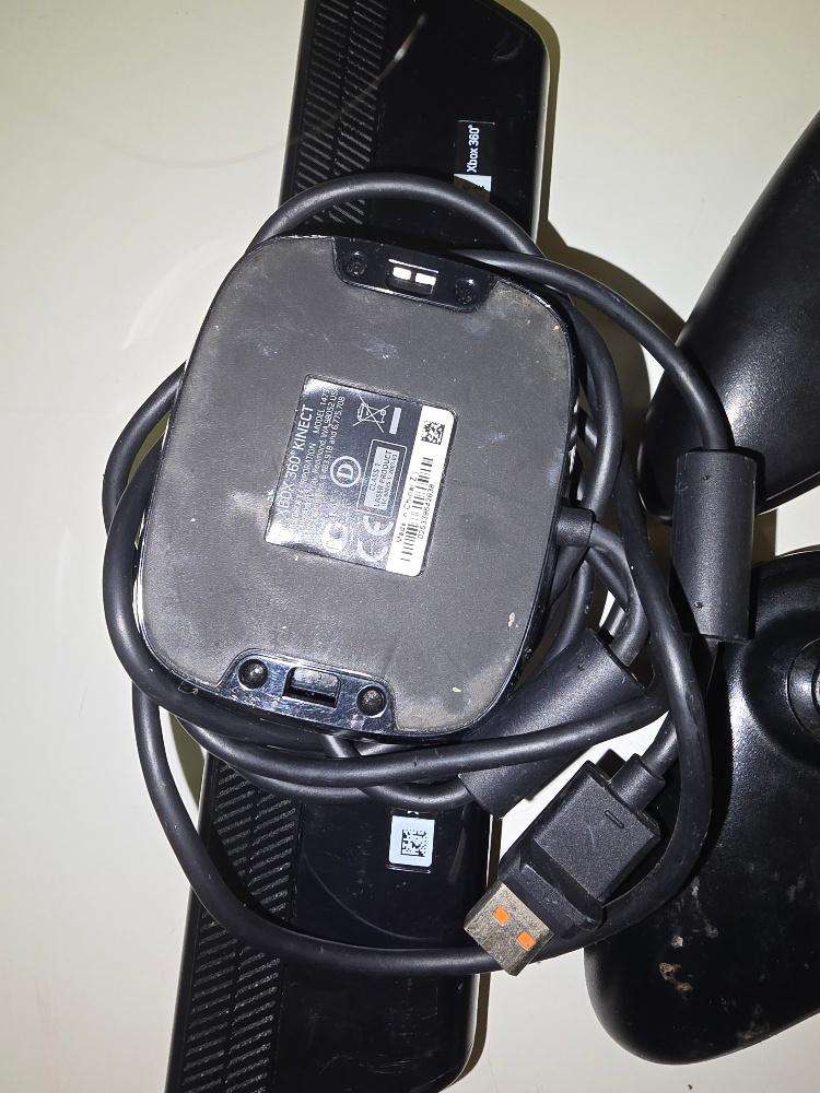 Xbox 360 Full Bundle with 2 Remotes, Kinect, and 4 Games