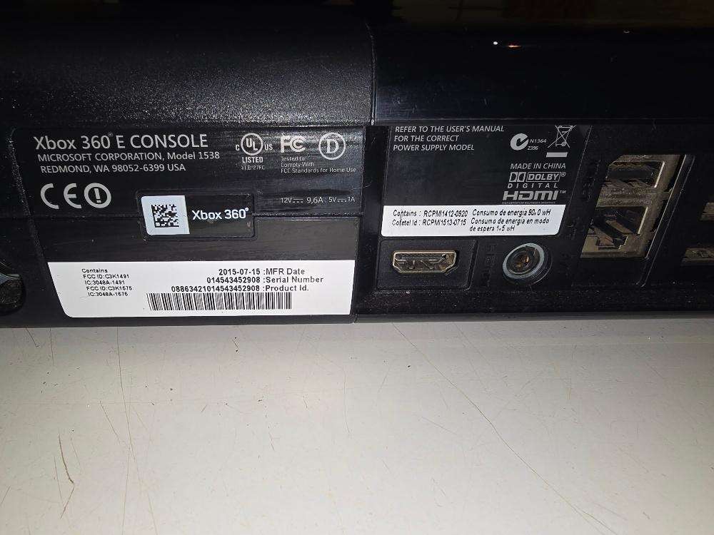 Xbox 360 Full Bundle with 2 Remotes, Kinect, and 4 Games