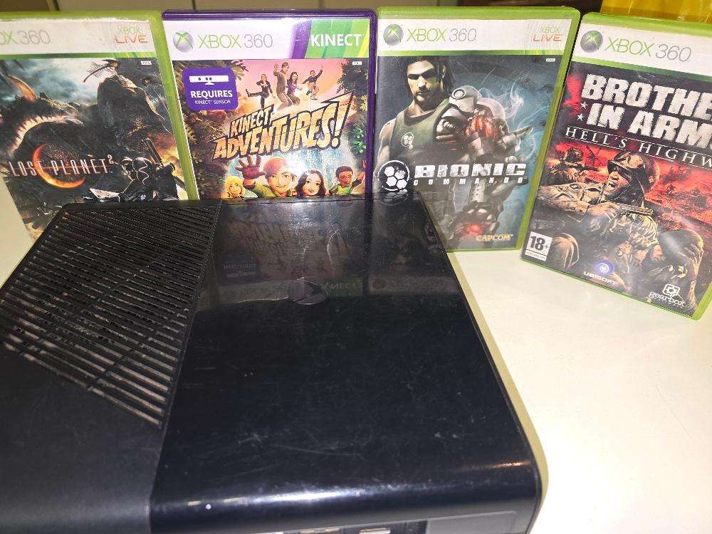 Xbox 360 Full Bundle with 2 Remotes, Kinect, and 4 Games