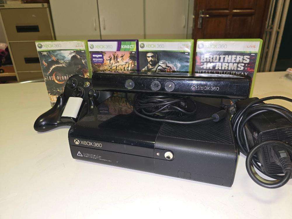 Xbox 360 Full Bundle with 2 Remotes, Kinect, and 4 Games