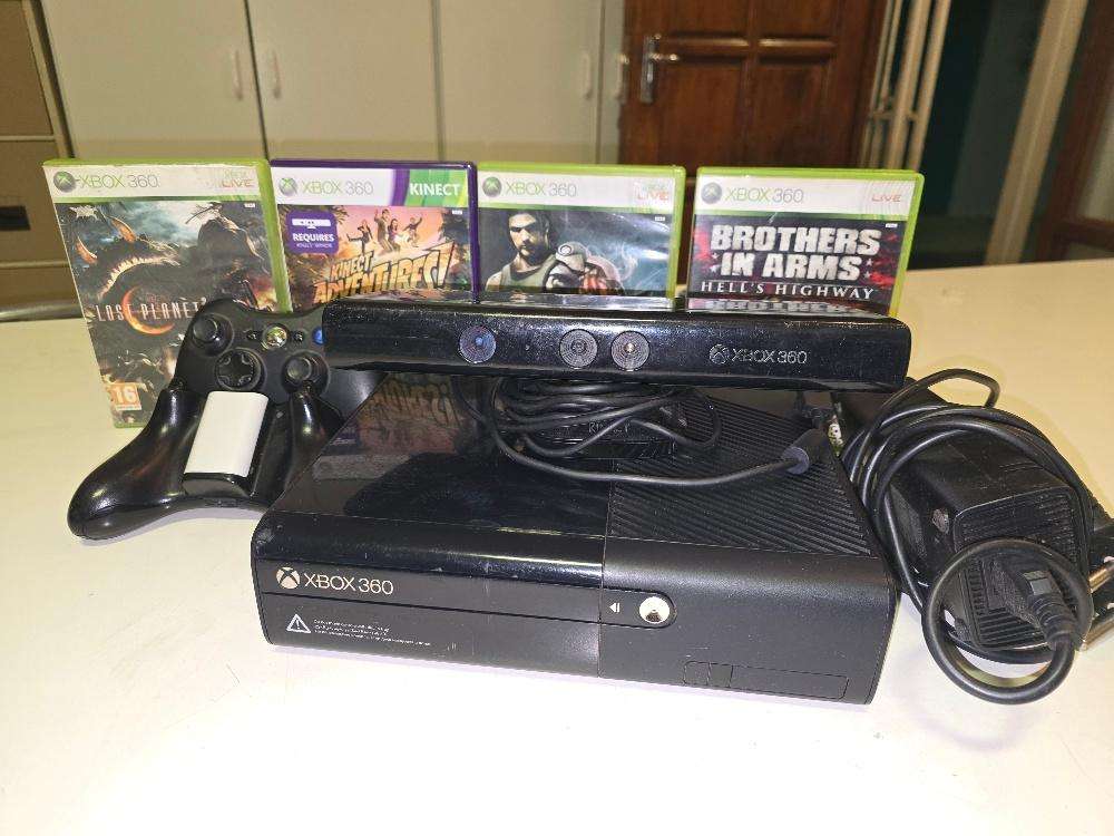 Xbox 360 Full Bundle with 2 Remotes, Kinect, and 4 Games