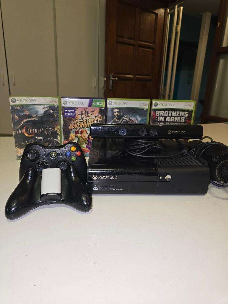 Xbox 360 Full Bundle with 2 Remotes, Kinect, and 4 Games