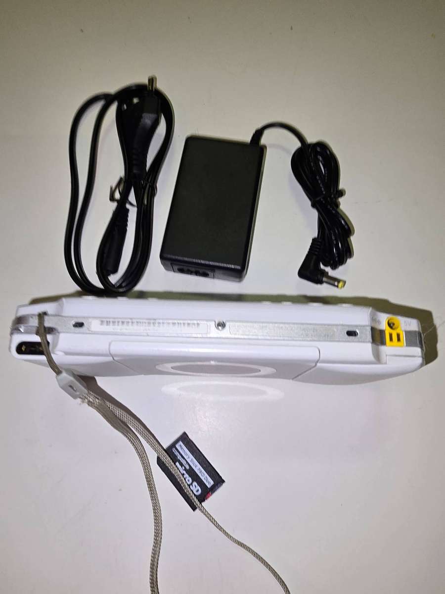 White PSP WITH CHARGER AND SanDisk 16GB Memory Stick PRO Duo