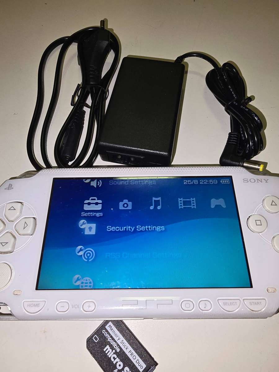 White PSP WITH CHARGER AND SanDisk 16GB Memory Stick PRO Duo