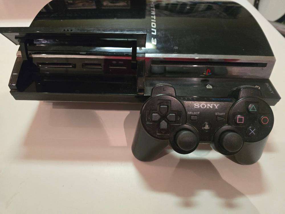 Early PS3 model with full backward compatibility (PS1 & PS2 support) with 4 USB PORTS Model CECHC04