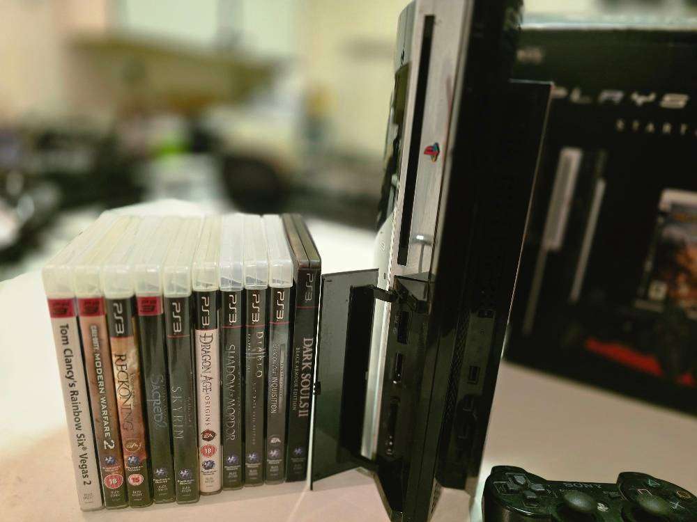 Early PS3 model with full backward compatibility (PS1 & PS2 support) with 4 USB PORTS Model CECHC04