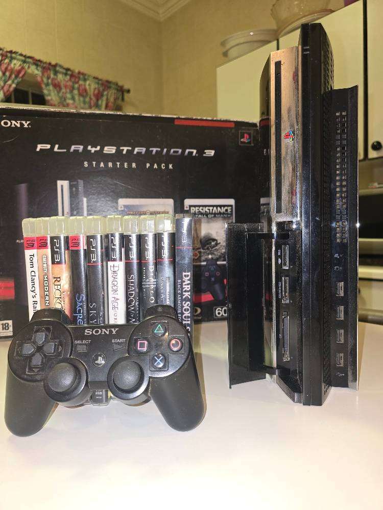 Early PS3 model with full backward compatibility (PS1 & PS2 support) with 4 USB PORTS Model CECHC04