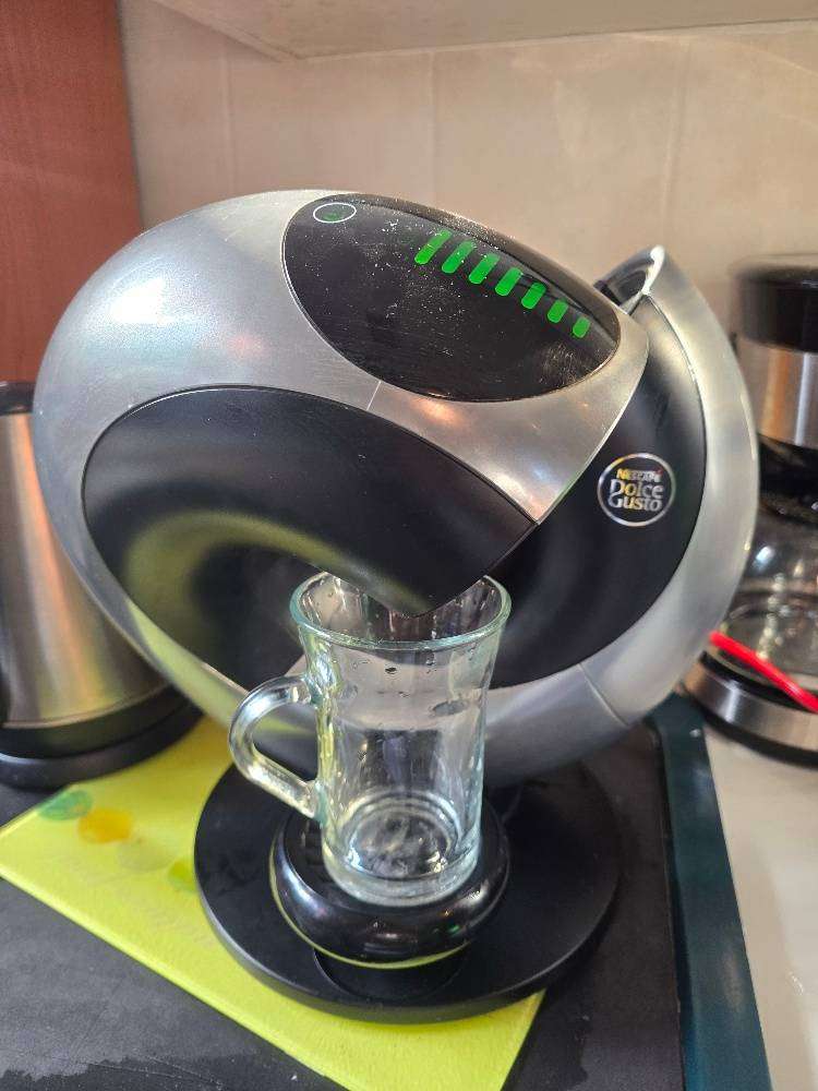 NESTLE DOLCE GUSTO ECLIPSE COFFE MACHINE USES PODS