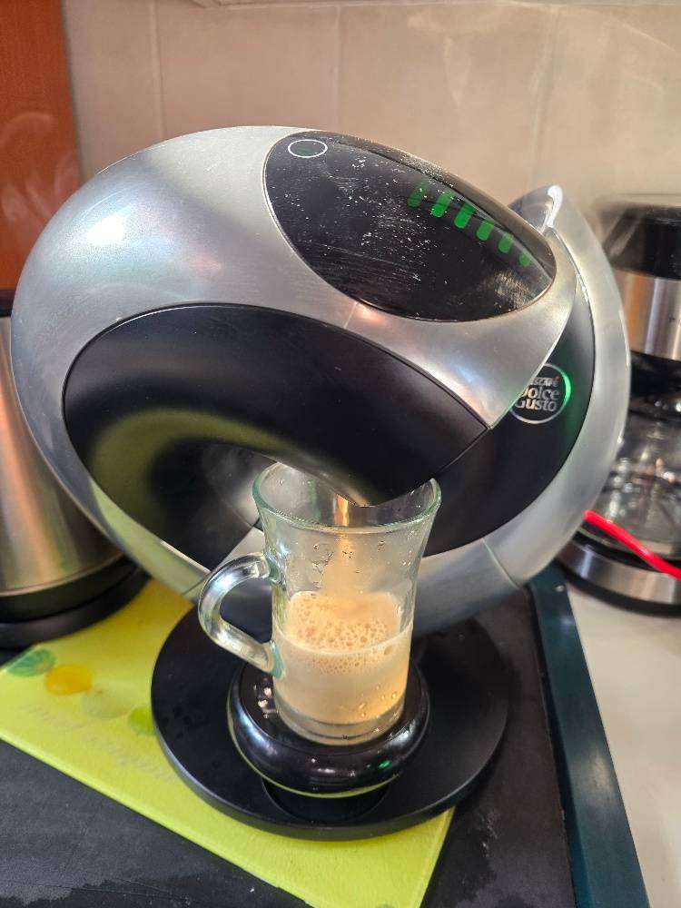 NESTLE DOLCE GUSTO ECLIPSE COFFE MACHINE USES PODS