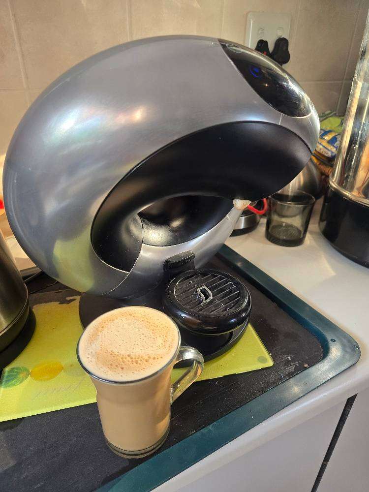 NESTLE DOLCE GUSTO ECLIPSE COFFE MACHINE USES PODS