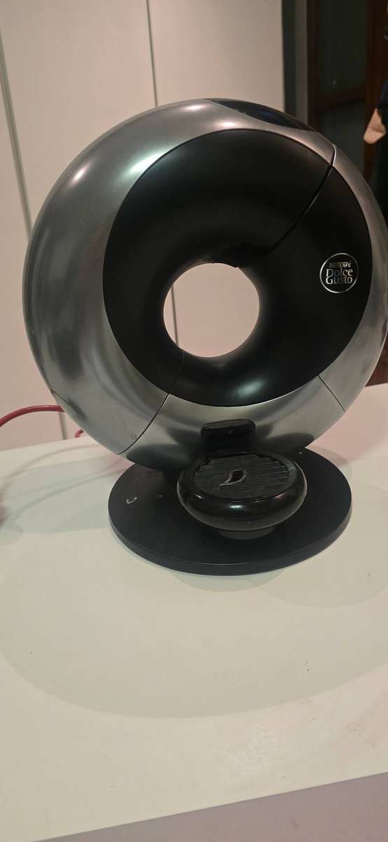 NESTLE DOLCE GUSTO ECLIPSE COFFE MACHINE USES PODS