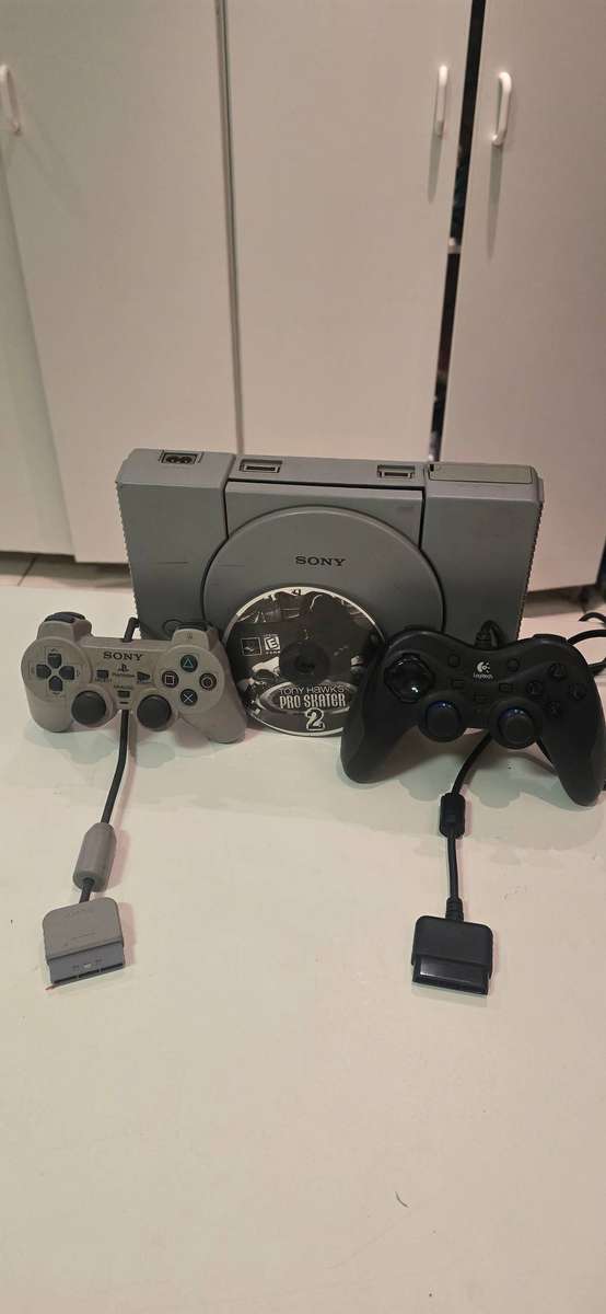 PS1 SCPH 7502 plus tony hawk pro skater 2 and 2 remotes