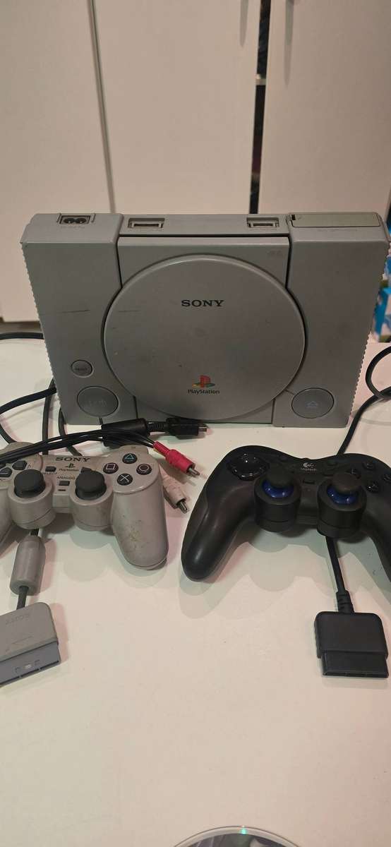 PS1 SCPH 7502 plus tony hawk pro skater 2 and 2 remotes