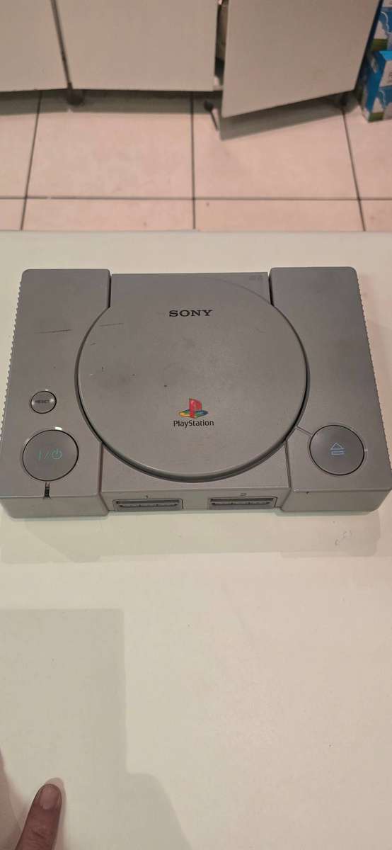 PS1 SCPH 7502 plus tony hawk pro skater 2 and 2 remotes