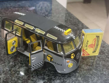 MAISTO VOLKSWAGEN VAN "SAMBA" 1:25