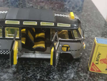 MAISTO VOLKSWAGEN VAN "SAMBA" 1:25