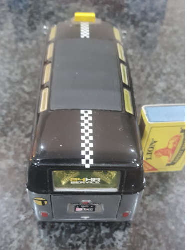 MAISTO VOLKSWAGEN VAN "SAMBA" 1:25
