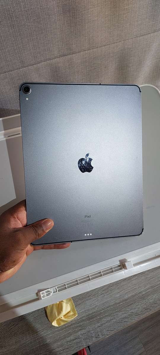 Apple iPad Pro 12.9-inch 3rd Generation 256GB WiFi & Cellular A1895 (PLEASE READ)  Great Deal!
