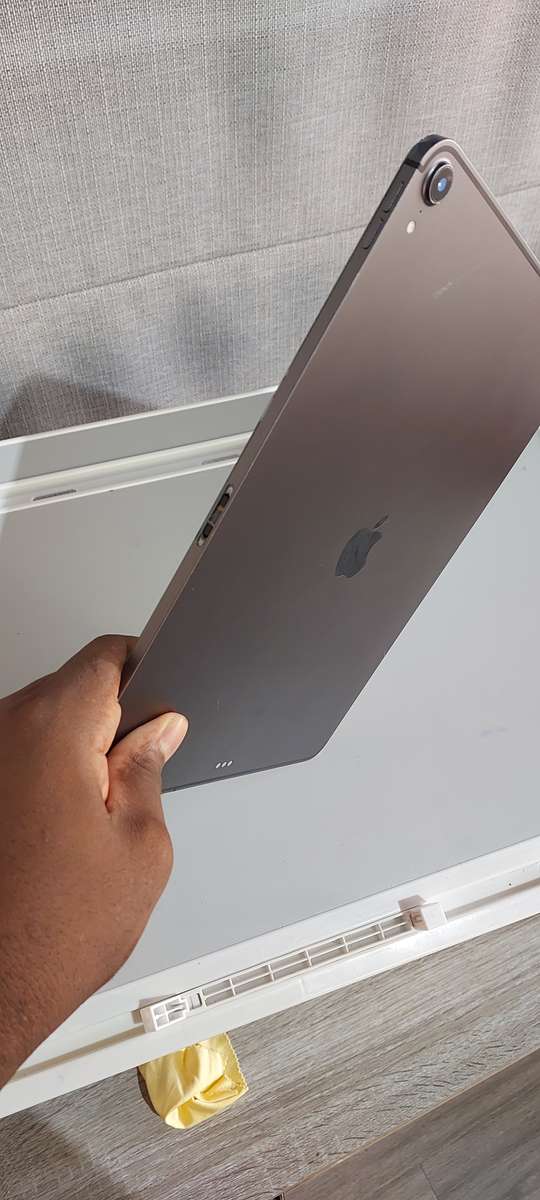 Apple iPad Pro 12.9-inch 3rd Generation 256GB WiFi & Cellular A1895 (PLEASE READ)  Great Deal!
