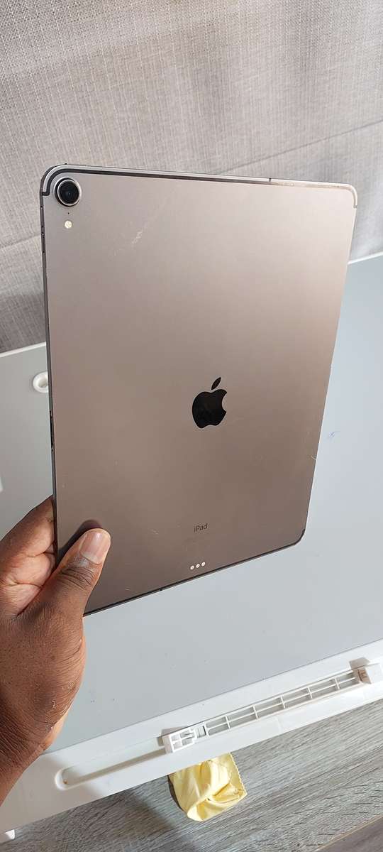 Apple iPad Pro 12.9-inch 3rd Generation 256GB WiFi & Cellular A1895 (PLEASE READ)  Great Deal!