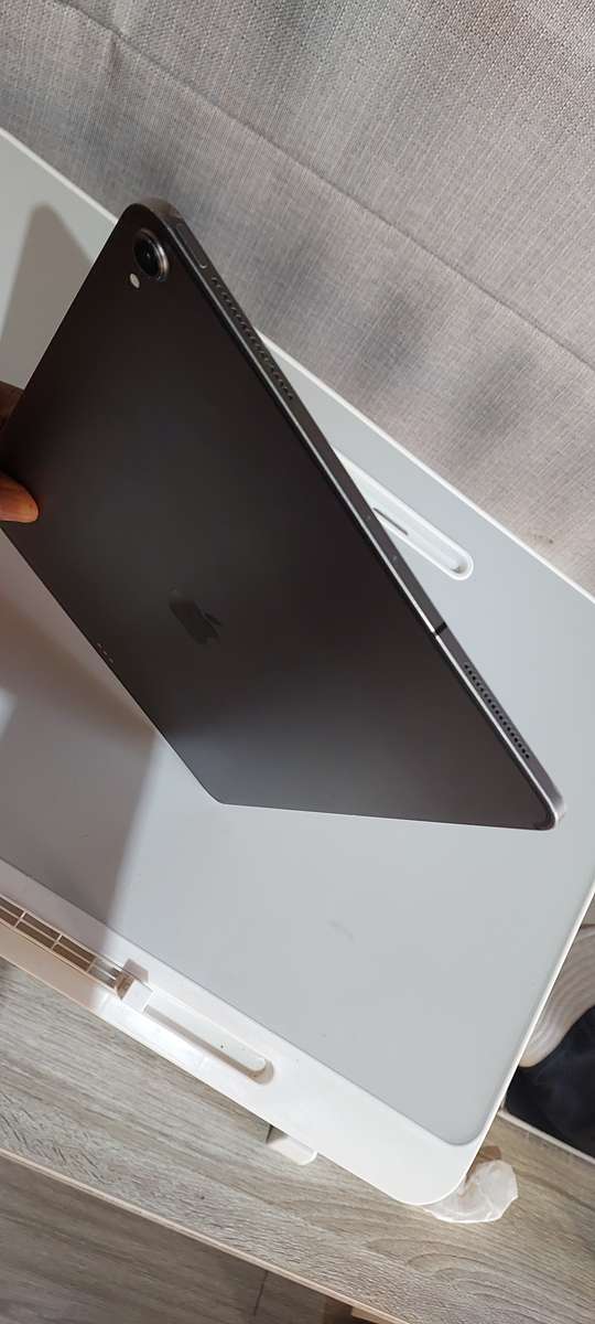Apple iPad Pro 12.9-inch 3rd Generation 256GB WiFi & Cellular A1895 (PLEASE READ)  Great Deal!