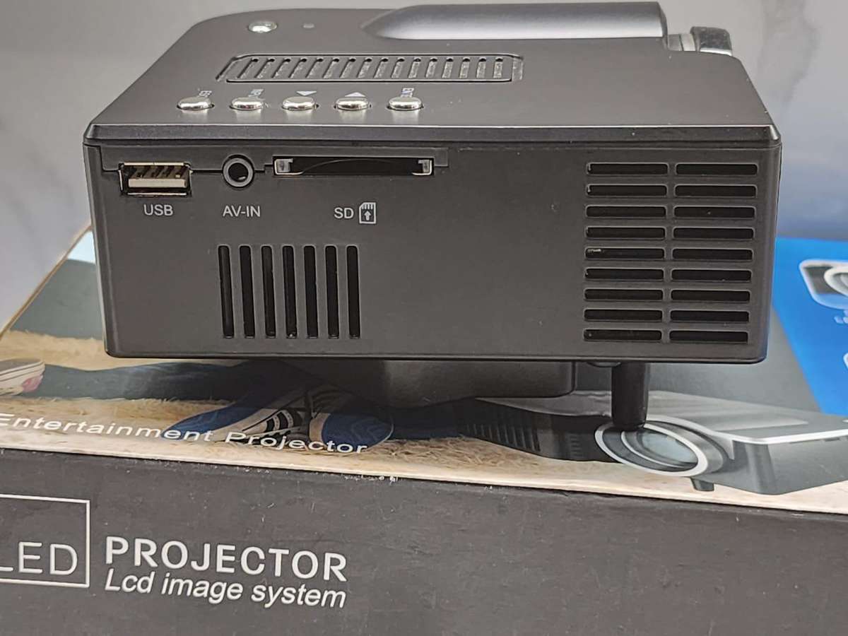 Mini projector compact home entertainment with accessories