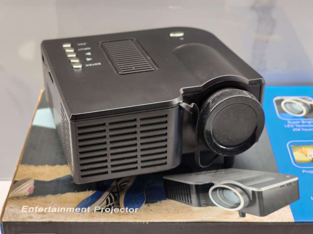 Mini projector compact home entertainment with accessories
