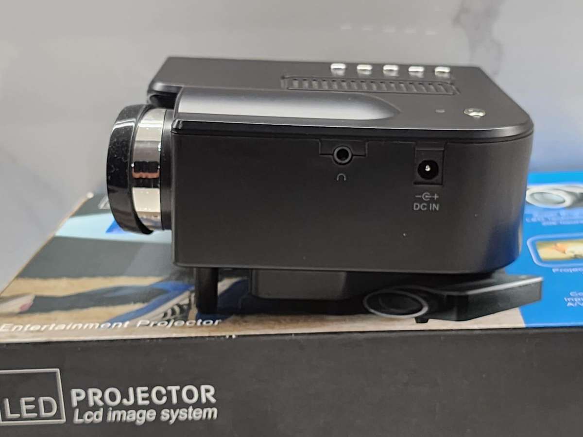 Mini projector compact home entertainment with accessories