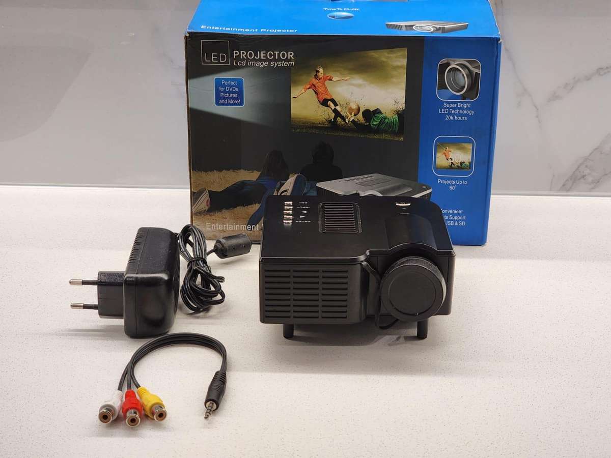 Mini projector compact home entertainment with accessories