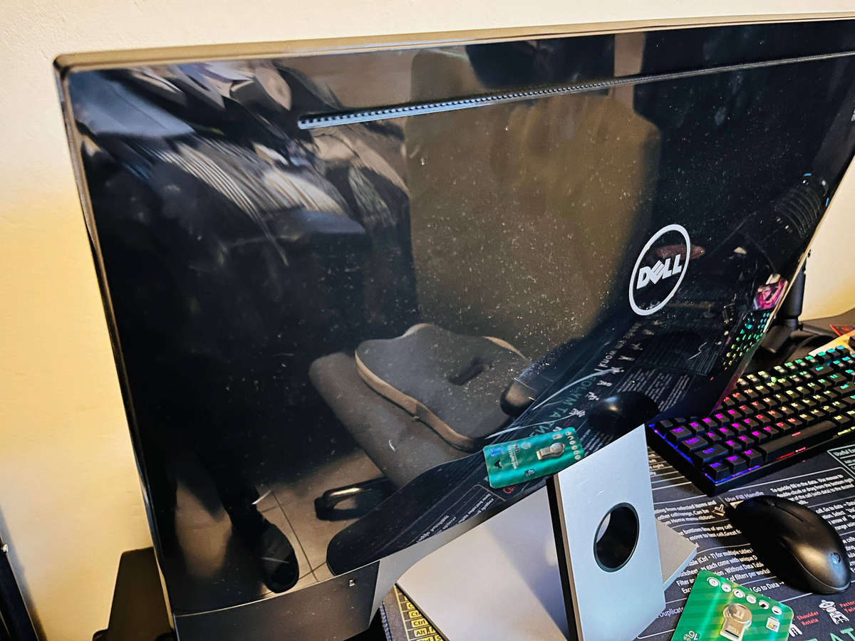 DELL SE2716H 27" FHD 1920 x 1080 Curved LED Monitor / 8ms Response Time / Supports VGA/HDMI/MHL