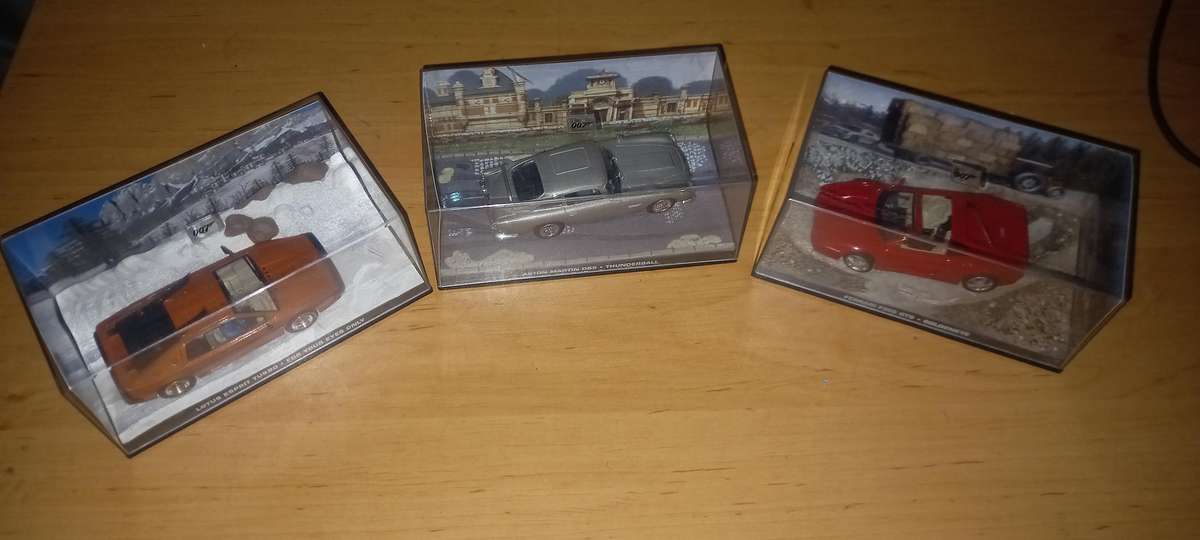 13 James Bond die cast models + magazines