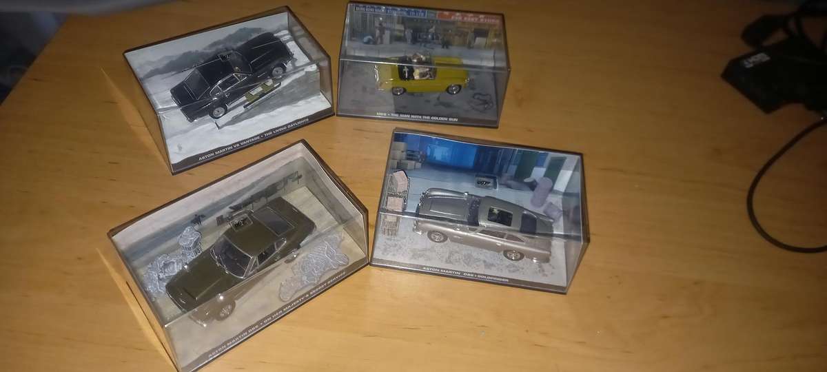 13 James Bond die cast models + magazines