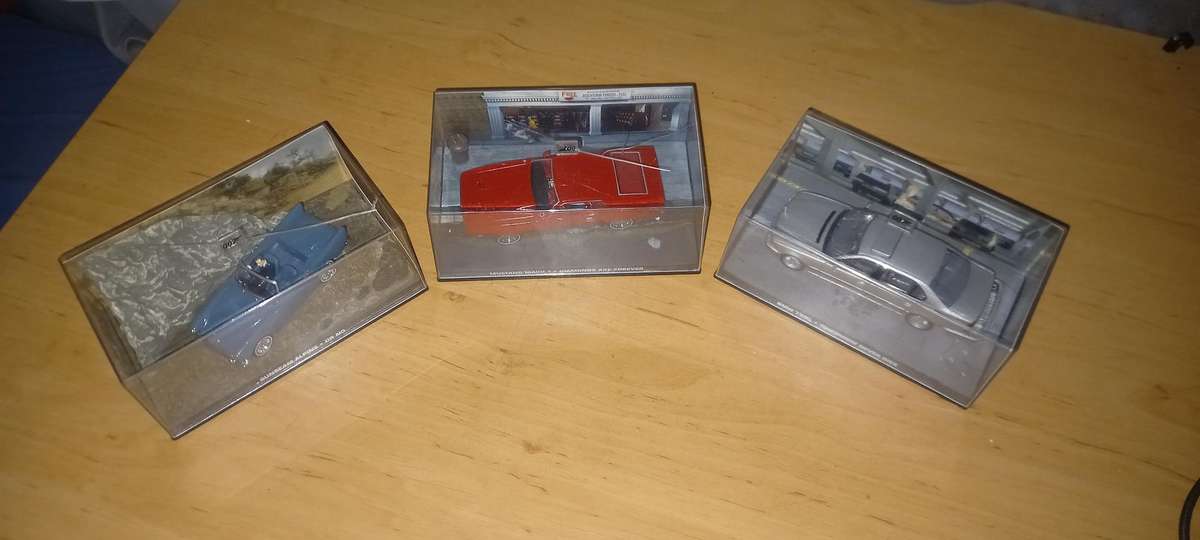 13 James Bond die cast models + magazines