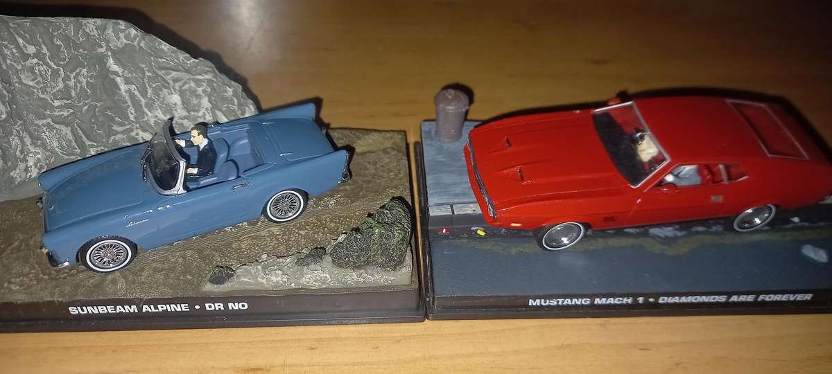13 James Bond die cast models + magazines