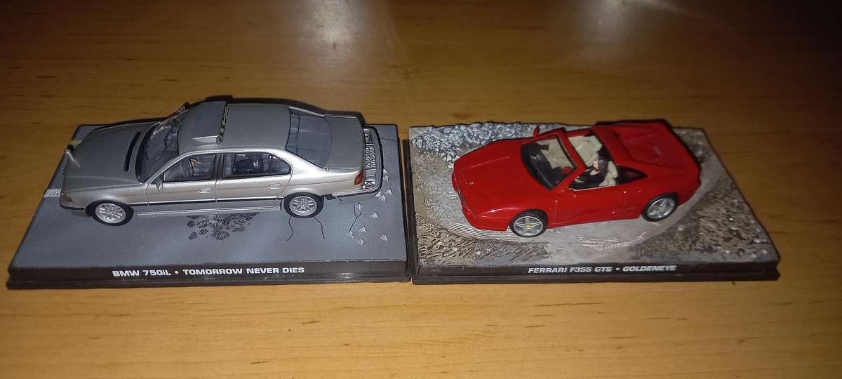 13 James Bond die cast models + magazines