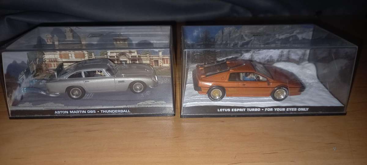 13 James Bond die cast models + magazines