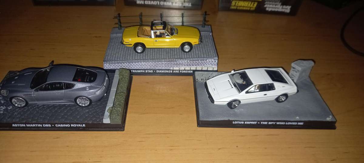 13 James Bond die cast models + magazines