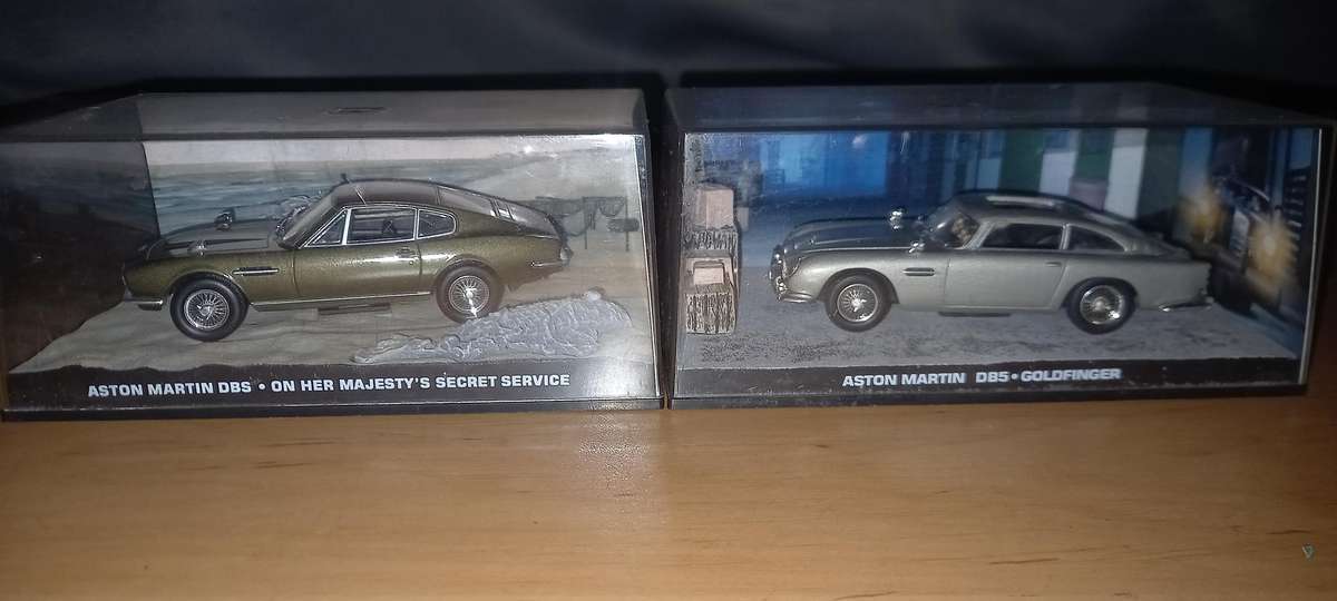13 James Bond die cast models + magazines