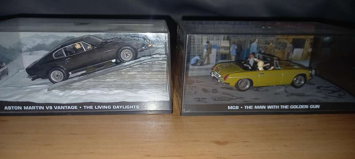 13 James Bond die cast models + magazines