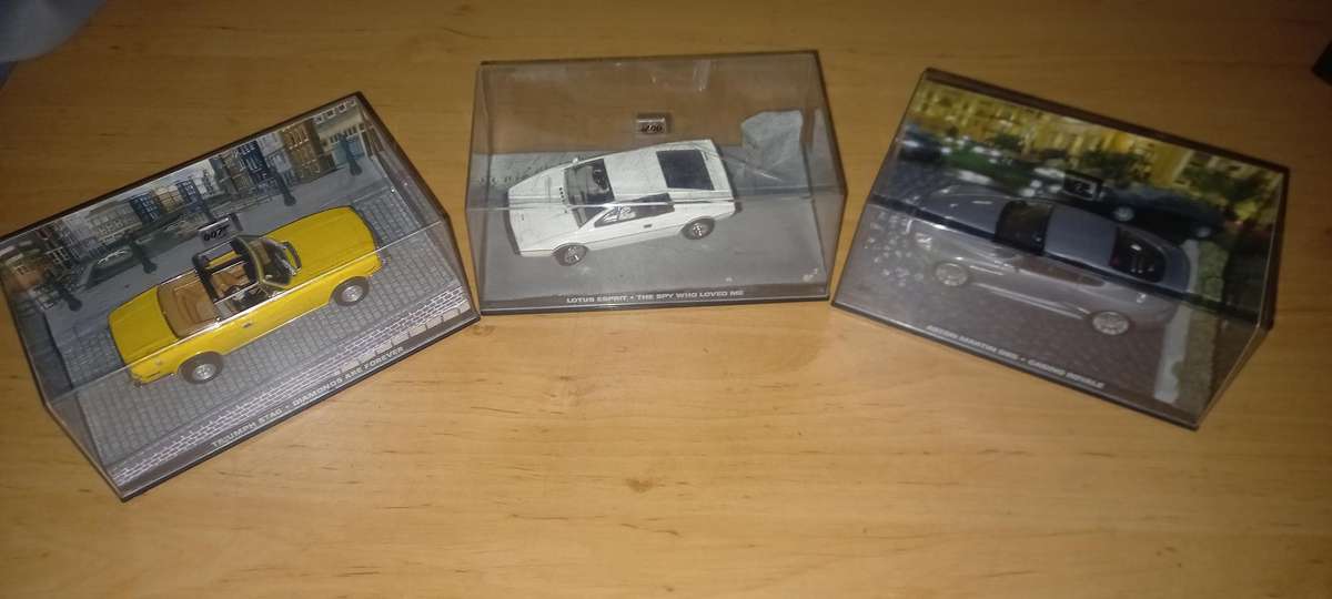 13 James Bond die cast models + magazines