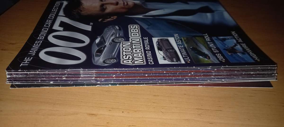 13 James Bond die cast models + magazines
